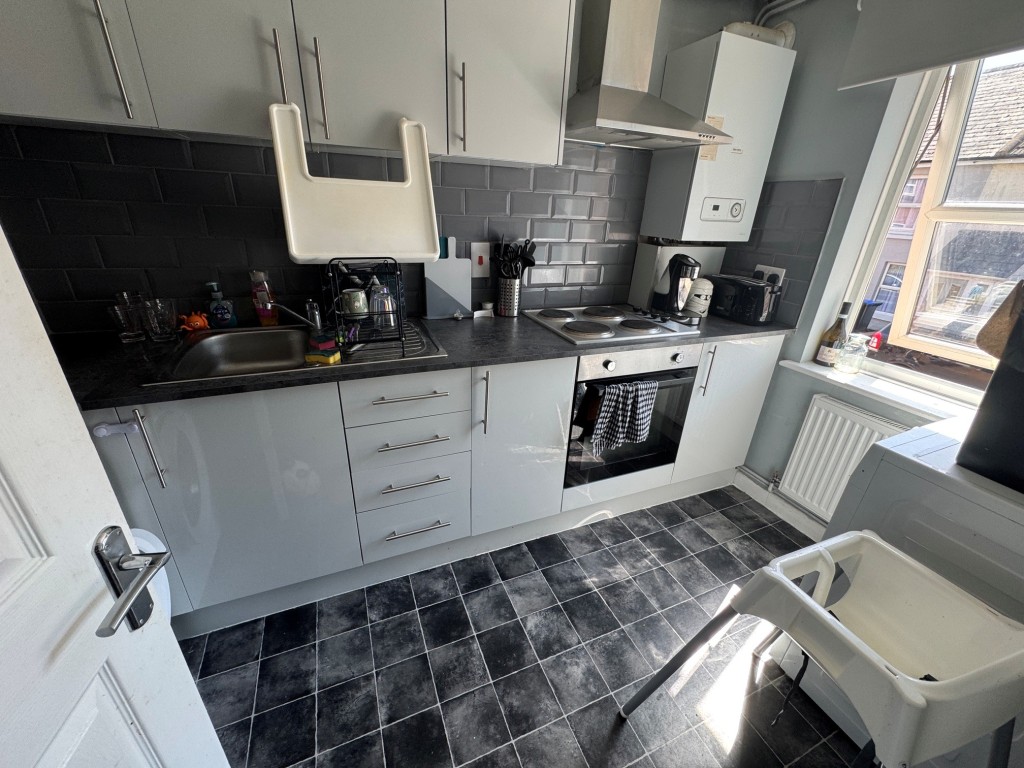 Lot: 8 - MODERN FREEHOLD TWO-BEDROOM TERRACE HOUSE FOR INVESTMENT - Kitchen